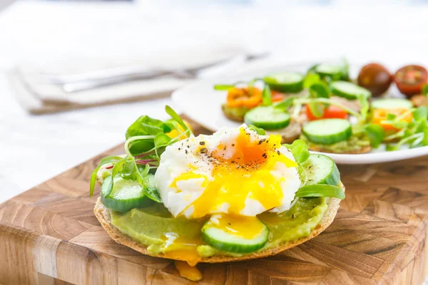 Raw Healthy Burger Avocado Dressing Cucumbers Poached Egg Multigrain Bread — Stock Photo, Image