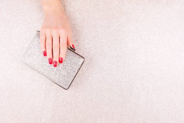 Kadın el Kırmızı manikür küçük altın akşam debriyaj holding ile. Tatil, parti ve kutlama kavramı. Yatay