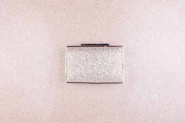 Küçük altın akşam debriyaj glitter arka plan üzerinde. Tatil, parti ve kutlama kavramı. Yatay