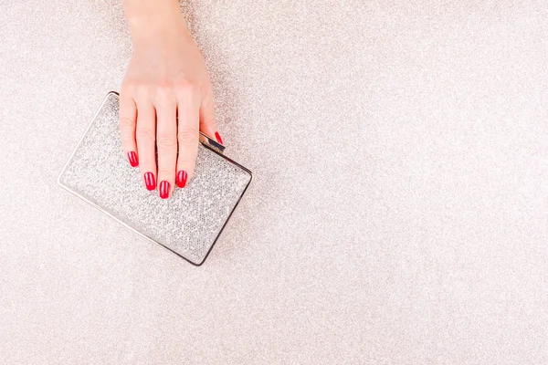 Hand Van Vrouw Met Rode Manicure Houden Een Kleine Gouden — Stockfoto