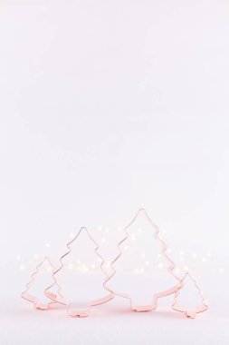 Noel ağacı bakır çerez kesici beyaz köpüklü arka planda bokeh ışıkları ile ailesi. Tatil Noel ve yeni yıl arka plan. Dikey