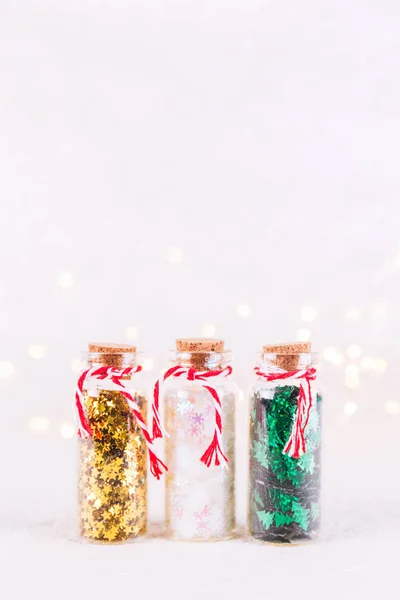 Botellas Vidrio Con Confeti Brillo Sobre Fondo Blanco Con Luces — Foto de Stock