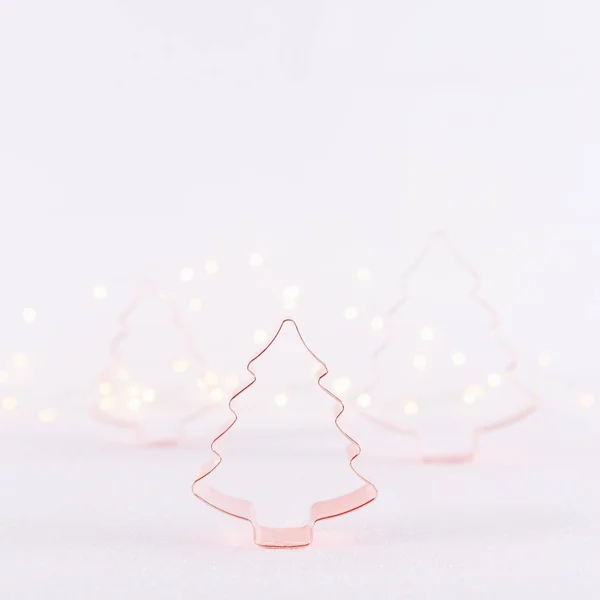 Árbol Navidad Surtido Cortadores Galletas Cobre Sobre Fondo Blanco Brillante — Foto de Stock