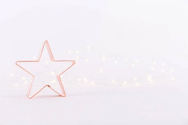Star Copper Cortador Galletas Sobre Fondo Blanco Brillante Con Luces — Foto de Stock