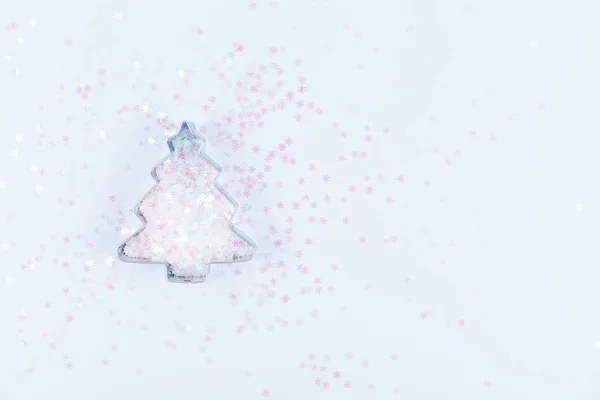 Flatlay Διακοπές Δέντρο Κουπάτ Και Ψεκάζει Νιφάδα Χιονιού Μπλε Φόντο — Φωτογραφία Αρχείου