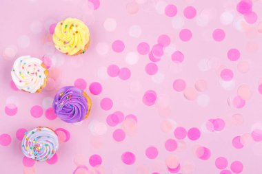 Cupcake ve konfeti ile yaratıcı pastel fantezi tatil kartı. Bebek duş, Doğum günü, kutlama kavramı. Yatay