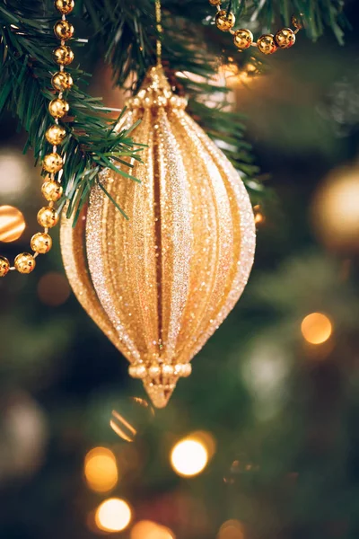 ツリーのクリスマス グッズと季節の背景 お祝いのコンセプトです ソフト フォーカス 垂直方向 — ストック写真
