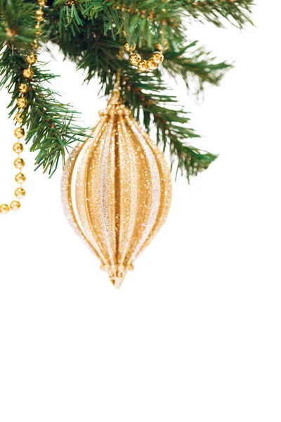 季节背景与圣诞节玩具在树上 庆祝概念 柔和的焦点 白色背景 — 图库照片