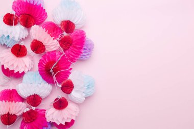 Pembe bir arka plan üzerinde kağıt cupcakes garland. Parti ve kutlama kavramı. Büyük senin herhangi bir proje için uygun! Yatay