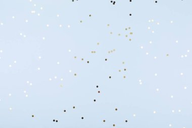 Altın ve mavi konfeti ile mavi arka plan. Noel ve Hanuka, tatil kavramı. Yatay