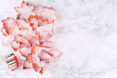 Beyaz mermer zemin üzerinde tatil ağaç ve kar tanesi bakır çerez kesici ile Flatlay. Tatil, Noel ve yeni yıl kavramı. Rahat ev gibi ayrıntılar. Düz yatıyordu, en iyi görünümü arka plan. Yatay