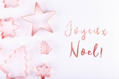 Kar taneleri ile Flatlay, yıldız ve tatil ağaç bakır çerez kesici beyaz köpüklü arka planda. Tatil, Noel kart kavramı. Rahat ev gibi ayrıntılar. Düz yatıyordu, en iyi görünümü arka plan. Yatay. Tatil ifadeler Fransızca