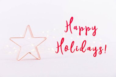 Beyaz köpüklü arka planda bokeh ışıklı yıldız bakır çerez kesici. Tatil Noel ve yeni yıl kartı arka plan. Yatay. Tatil ifadeler