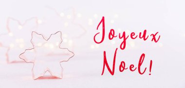 Kar tanesi bakır çerez kesici bokeh ışıkları ile beyaz köpüklü arka planda. Tatil Noel ve yeni yıl kartı arka plan. Yatay. Tatil ifadeler Fransızca, geniş ekran başlık biçimi