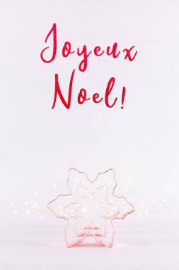 Kar tanesi bakır çerez kesici bokeh ışıkları ile beyaz köpüklü arka planda satır. Tatil Noel ve yeni yıl kartı arka plan. Dikey. Tatil ifadeler Fransızca