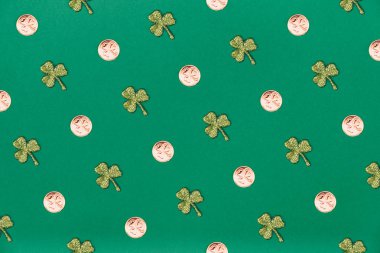 Kağıt arka plan Glitter yoncaları ve yeşil altın sikke. St Patricks Günü sembolü. İrlanda ulusal tatil kavramı. Yatay
