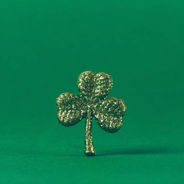 Glitter shamrock yeşil Kağıt arka plan üzerinde. St Patricks Günü sembolü. İrlanda ulusal tatil kavramı. Kare