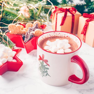 Sıcak çikolata hatmi ve Xmas ayarı arka planda Çerezler ile. Noel tatil kavramı. Sıcak sesi. Kare