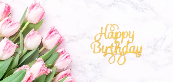 Roze Tulpen Gouden Happy Birthday Letters Witte Marmeren Achtergrond Voorjaar — Stockfoto