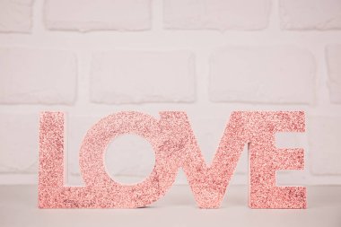 Kırmızı işaret aşk. Sevgililer günü kavramı. Şık minimalist tatil tasarım arka plan. Yumuşak odak. Yatay, gerçeküstü tonlu görüntü