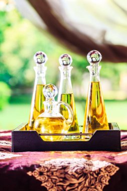 Cam şişeler ile masaj yağları bir lüks spa. Kendi kendine zaman, salonu ve spa kavramı. Dikey