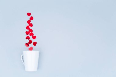 Beyaz Çin kupa glitter kalp konfeti ile. Sevgililer günü kavramı. Şık minimalist düz tasarım arka plan yattı. Yatay