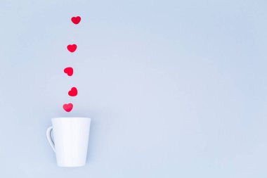 Beyaz Çin kupa glitter kalp konfeti ile. Sevgililer günü kavramı. Şık minimalist düz tasarım arka plan yattı. Yatay