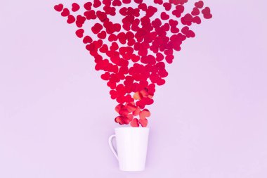 Beyaz Çin kupa glitter kalp konfeti ile. Sevgililer günü kavramı. Şık minimalist düz tasarım arka plan yattı. Yatay