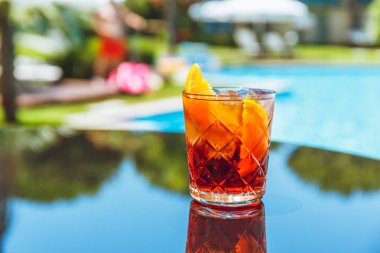 Negroni resort bar veya Süiti kokteyl veranda. Lüks resort, tatil, Oda Servisi kavramı. Yatay