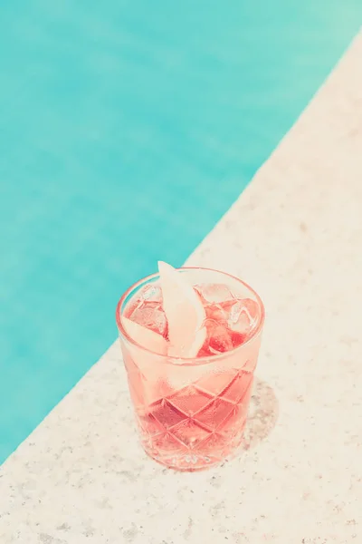 Cóctel Negroni Cerca Una Piscina Bar Del Complejo Patio Suite —  Fotos de Stock