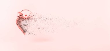 Kalp saat pembe arka plan Dispergatör şeklinde. Sevgililer günü ve aşk infitity ve süresi kavramı, romantik biten. Yatay, afiş geniş ekran formatı. Yaşam mercan Tema - 2019 yılın renk