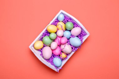 Beyaz bir tepsi çok renkli yumurtalar. Yaratıcı Paskalya kavramı. Modern düz pembe arka plan. Yatay. Yaşam mercan Tema - 2019 yılın renk