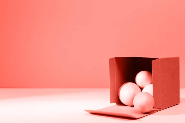 Huevos Cayendo Caja Cartón Artesanal Concepto Creativo Pascua Fondo Sólido — Foto de Stock