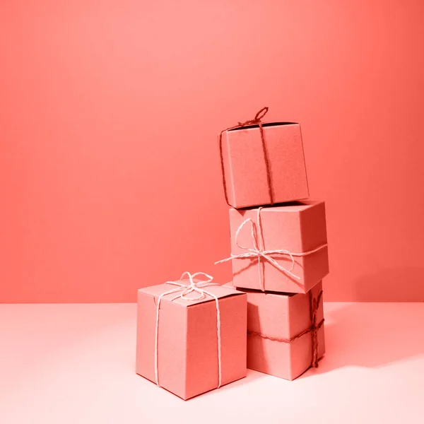 Cajas Cartón Artesanal Sobre Fondo Rosa Macizo Concepto Vacaciones Regalos — Foto de Stock