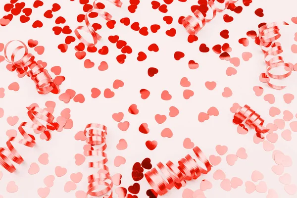 Rubans Rouges Confettis Coeur Paillettes Concept Saint Valentin Festive Fond — Photo