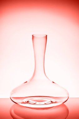 Lüks cristal sürahi ışık arka plan üzerinde... İyi cristal Züccaciye Mağazaları kavramı. Dikey. Yaşam mercan Tema - 2019 yılın renk