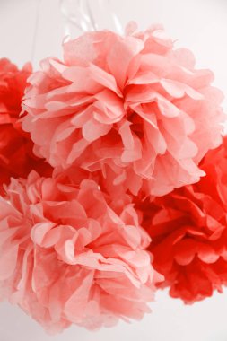 Kağıt çiçekler, kız bebek duş parti. Bebek duş kutlama kavramı. Festival parti arka plan. Dikey. Yaşam mercan Tema - 2019 yılın renk