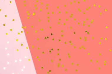 Tek Kişilik pembe ve mavi altın yıldız sprinkles. Şenlikli tatil arka plan. Kutlama kavramı. Üstten görünüm, düz yatıyordu. Yatay. Yaşam mercan Tema - 2019 yılın renk