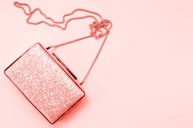 Festival akşam altın debriyaj pembe üzerinde. Tatil ve kutlama arka plan. Lüks aksesuarları ve parti kavramı. Yatay. Yaşam mercan Tema - 2019 yılın renk