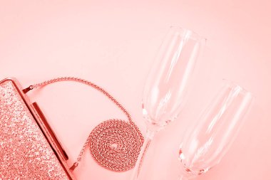 Festival akşam altın debriyaj ve pembe üzerinde iki şampanya bardağı. Tatil ve kutlama arka plan. Lüks aksesuarları ve parti kavramı. Yatay. Yaşam mercan Tema - 2019 yılın renk
