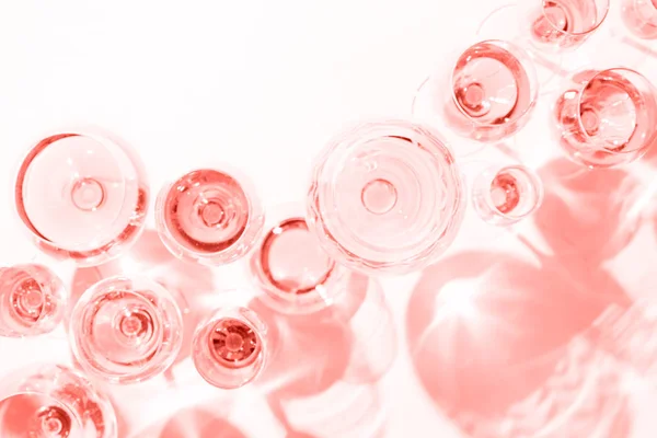 ワインの試飲でバラのワインの多くのグラス バラのワインと様々 なコンセプトです 白い背景 上面図 フラット デザインを置きます 直射日光が当たるトーンのイメージ 生きているサンゴのテーマ 2019 — ストック写真