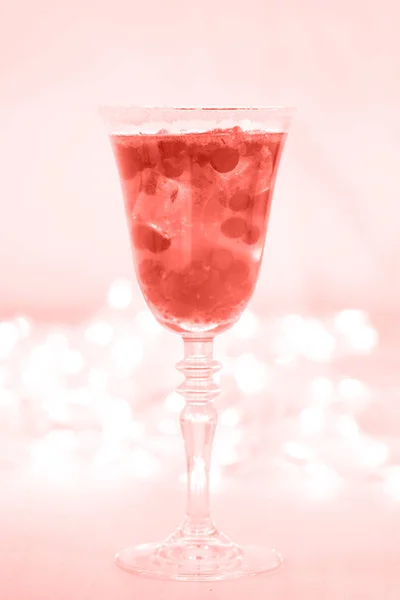 Bicchiere Champagne Cocktail Mirtilli Rossi Macro Sfondo Leggero Umore Natalizio — Foto Stock