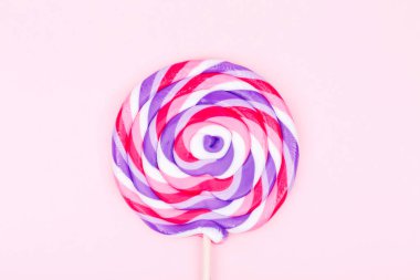 Büyük lolipop düz pembe arka plan üzerinde. Yatay