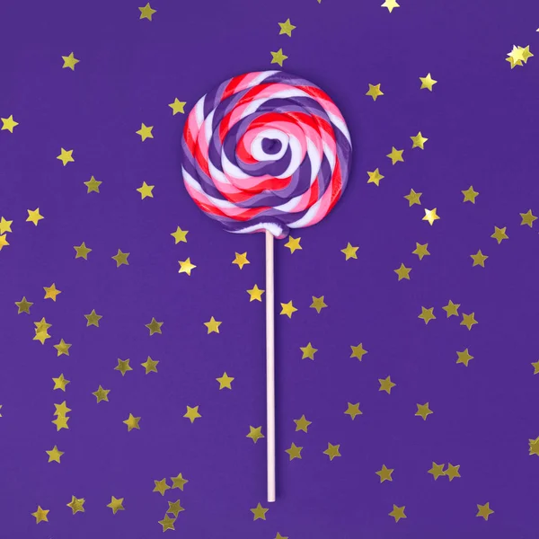 Stora Lollipop Solid Ultra Violett Bakgrund Med Gyllene Strössel Torget — Stockfoto