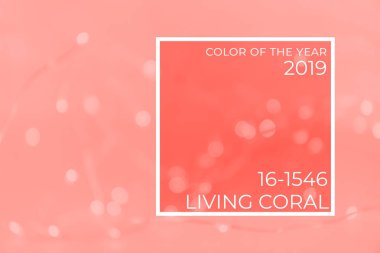 Beyaz arka plan ile bokeh ışıklar. Tatil Noel ve yeni yıl arka plan. Yatay. Yaşam mercan Tema - 2019 yılın renk