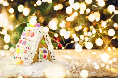 Gingerbread ev Noel ağacı arka plan ile. Tatil kavramı. Yatay. Festival kalın bokeh