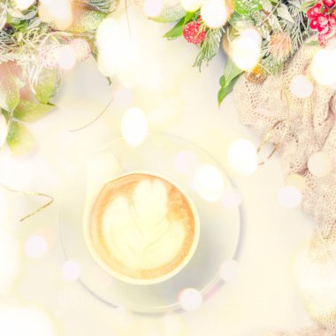 Kahve ya da chai latte sanat ile çay. Noel dekor. Tatil bachground. Noel ve boş zaman zaman kavramı. Pastel renkler, sıcak tonlama. Kare. Festival kalın bokeh