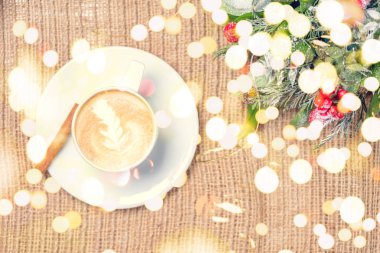 Kahve ya da chai latte sanat ile çay. ve Noel dekor. Tatil bachground. Zaman kavramı, Noel ve memnuniyetti. Pastel renkler, sıcak tonlama. Yatay. Festival kalın bokeh