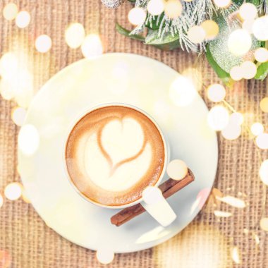 Kahve ya da chai latte sanat ile çay. ve Noel dekor. Tatil bachground. Zaman kavramı, Noel ve memnuniyetti. Pastel renkler, sıcak tonlama. Kare. Festival kalın bokeh