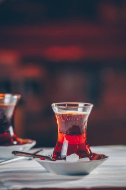 Türk çayı restoranda. Türk mutfağı ve seyahat kavramı. Dikey